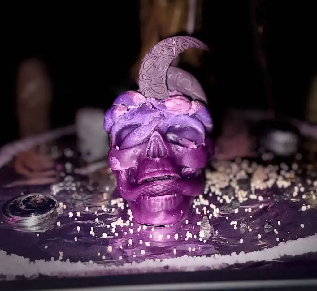 Calavera con serpientes
