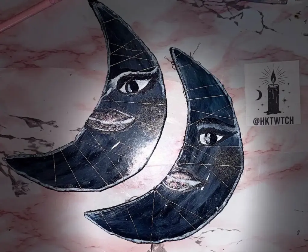 Luna tallada en madera artesanal