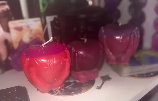Manos agarrando corazón