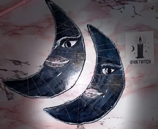 Luna tallada en madera artesanal